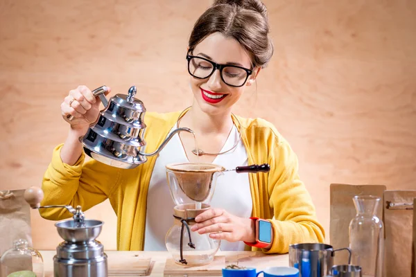 Donna birra caffè alternativo — Foto Stock