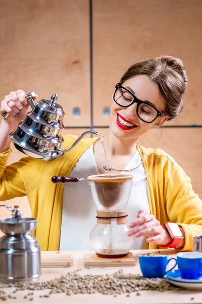 Mujer elaborando café alternativo — Foto de Stock