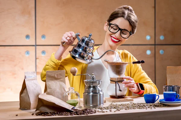 Mujer elaborando café alternativo — Foto de Stock