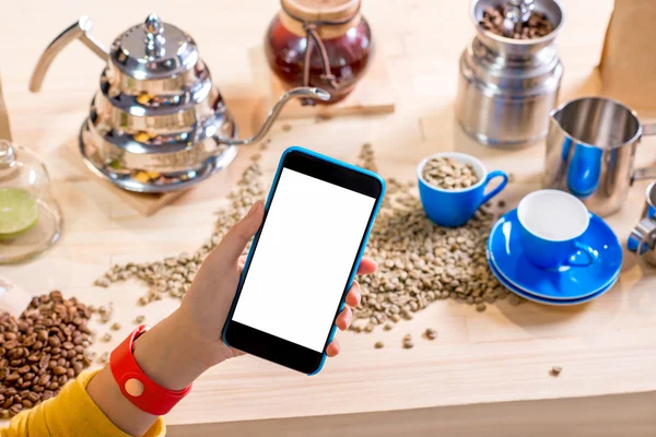 Tenere lo smart phone sul cestino del caffè — Foto Stock