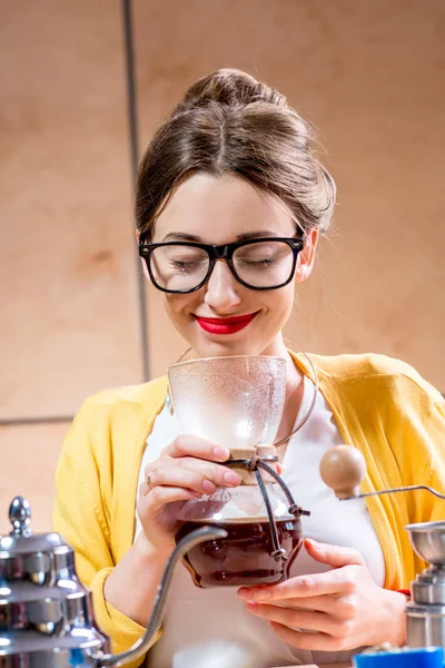 Woman brewing alternative coffee — Stockfoto
