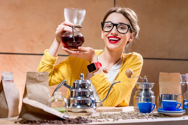 Женщина варит альтернативный кофе — стоковое фото