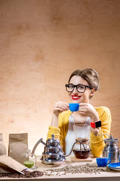 Mujer bebiendo café alternativo — Foto de Stock