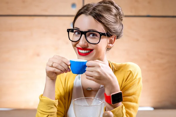 Mujer bebiendo café — Foto de Stock