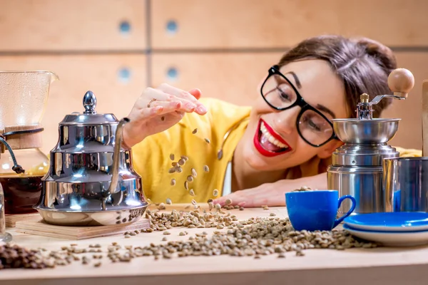 Retrato de una cafetera joven — Foto de Stock