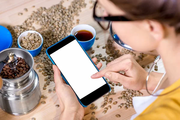 Utilizzando il telefono sullo sfondo del caffè — Foto Stock