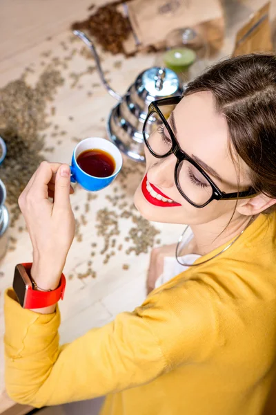 Donna che beve caffè — Foto Stock