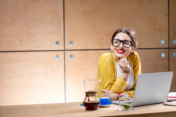 Donna con computer portatile nell'interno in legno — Foto Stock