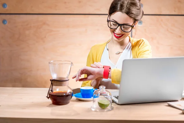 Vrouw met laptop in de houten interieur — Stockfoto