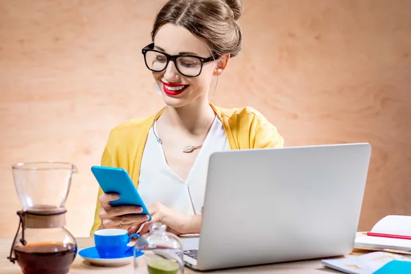 Vrouw met laptop in de houten interieur — Stockfoto