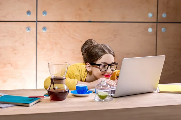 Femme avec ordinateur portable dans l'intérieur en bois — Photo