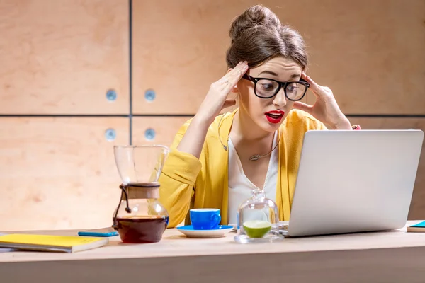 Woman with laptop in the wooden interior — Stock Photo, Image