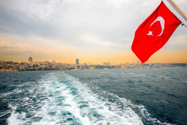 Istanbul şehir hattı Türk bayrağı ile