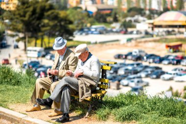 Arnavut emekliler açık havada