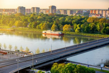 Bratislava Tuna nehri üzerinde modern köprü