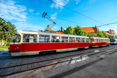 Bratislava şehirde sokakta eski tramvay