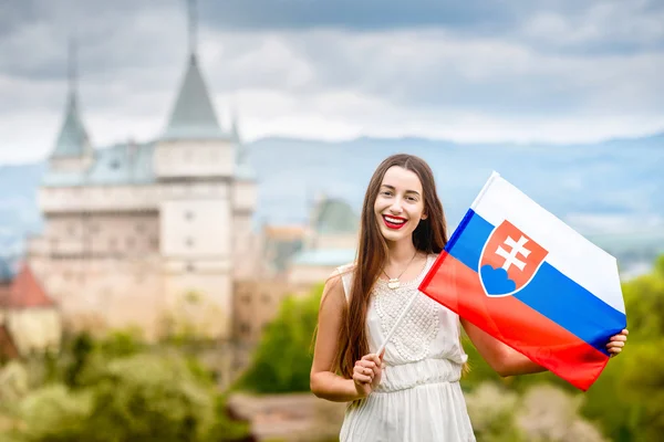 Mujer con bandera eslovaca cerca del castillo — Foto de Stock