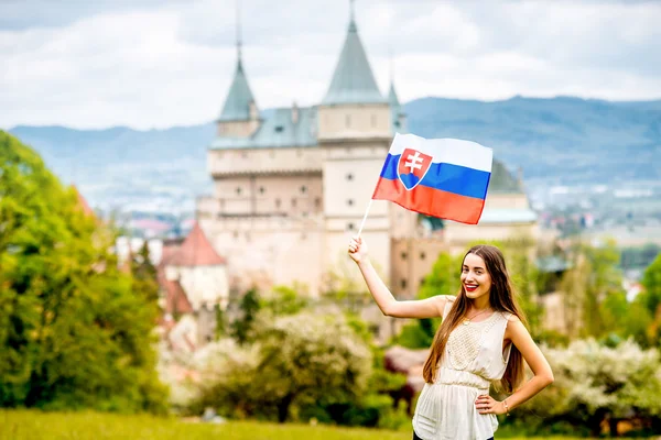 Vrouw met Slowaakse vlag in de buurt van het kasteel — Stockfoto