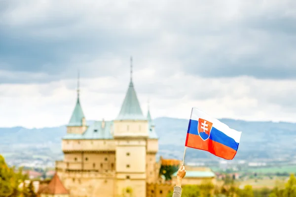 Castillo de Bojnice con bandera eslovaca — Foto de Stock