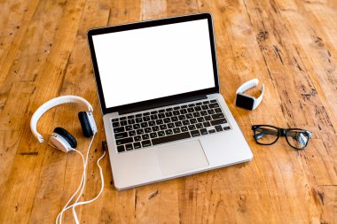 Ahşap masa üstünde laptop ile çalışma alanı