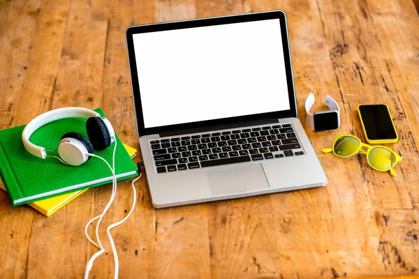 Espacio de trabajo con portátil en mesa de madera —  Fotos de Stock