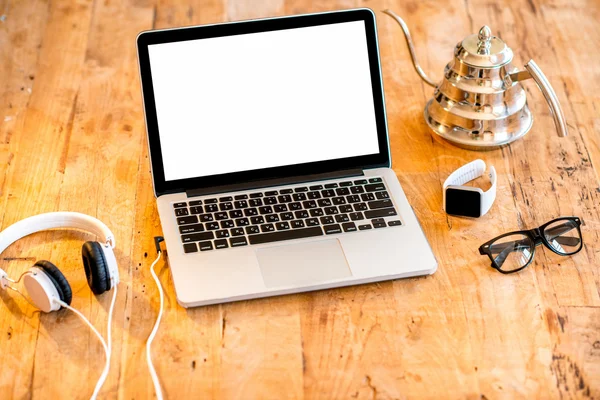 Espacio de trabajo con portátil en mesa de madera —  Fotos de Stock