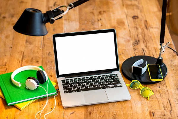 Spazio di lavoro con laptop su tavolo in legno — Foto Stock