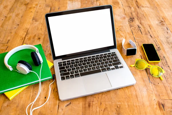 Espacio de trabajo con portátil en mesa de madera —  Fotos de Stock