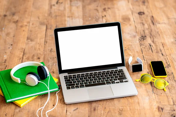 Espacio de trabajo con portátil en mesa de madera — Foto de Stock