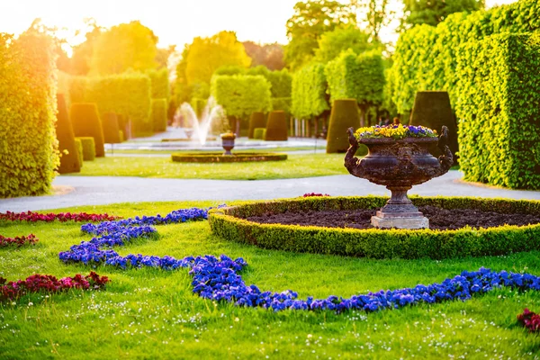 Schoenbrunn jardines en Viena — Foto de Stock