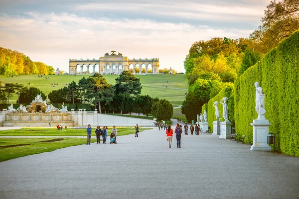 Edificio Gloriette en el parque Schonbrunn — Foto de Stock