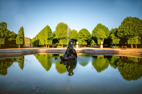 Fuente en los jardines Schonbrunn — Foto de Stock