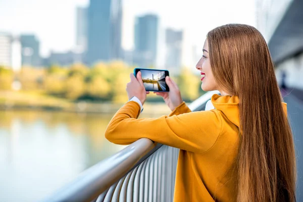 Žena, fotografování mrakodrapy — Stock fotografie