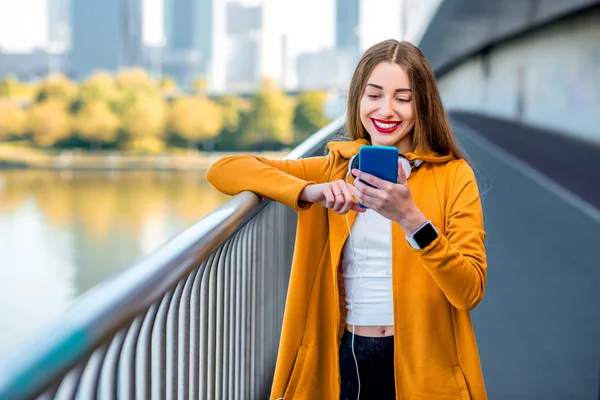 Mujer con teléfono en el puente moderno — Foto de Stock