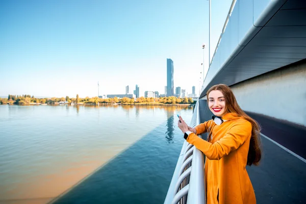 Frau mit Handy auf der modernen Brücke — Stockfoto