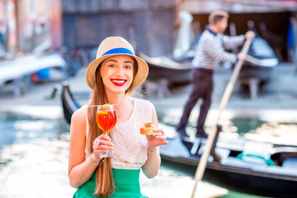 Donna con aperitivo italiano vicino al canale dell'acqua a Venezia — Foto Stock