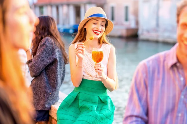 Mulher com Spritz Aperol bebida — Fotografia de Stock