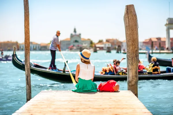 Vrouw reizen in Venetië — Stockfoto