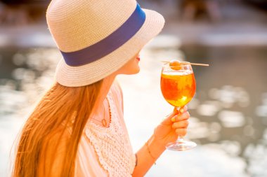 Kadın Spritz Aperol içki ile