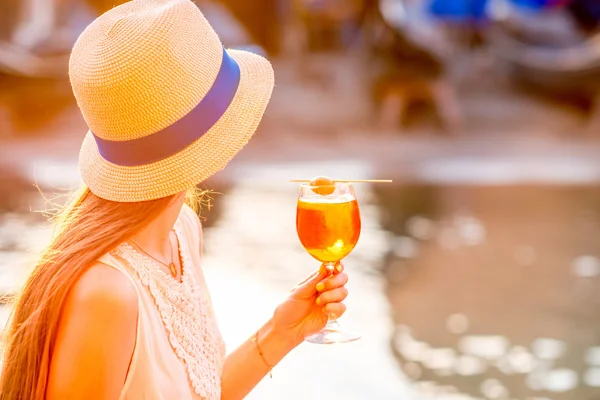 Aperol スプリッツ飲み女 — ストック写真