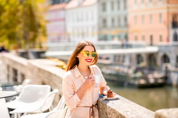 Bere caffè nel centro di Lubiana, Slovenia — Foto Stock