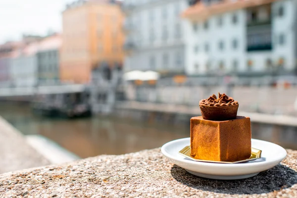 Traditionele kasteel taart buiten in het centrum van de stad Ljubljana — Stockfoto