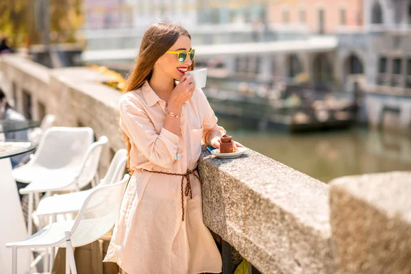 Bere caffè nel centro di Lubiana, Slovenia — Foto Stock