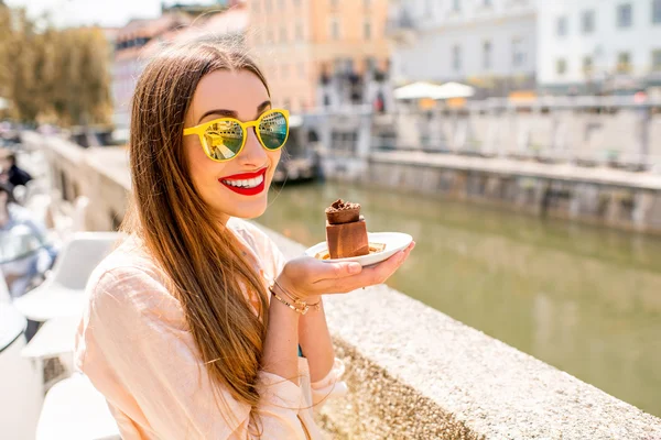 Disfrutando del pastel esloveno en el centro de la ciudad de Liubliana —  Fotos de Stock