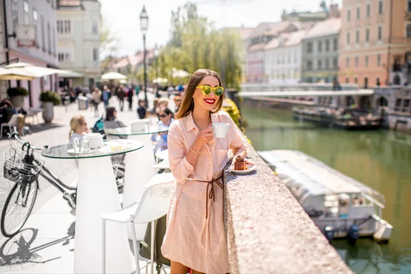 Bere caffè nel centro di Lubiana, Slovenia — Foto Stock