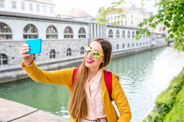 Donna in viaggio in Slovenia — Foto Stock