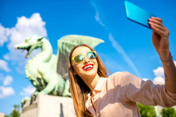Vrouw met Dragon standbeeld in Ljubljana stad — Stockfoto