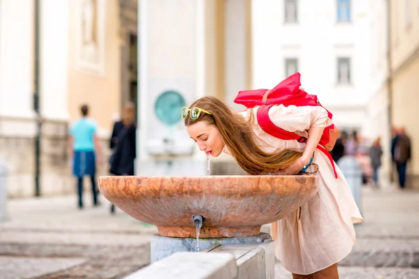 Vrouw in de buurt van de fontein in Ljubljana stad — Stockfoto