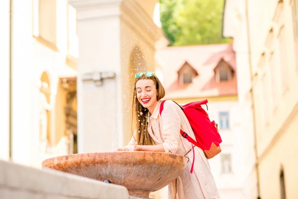 Vrouw in de buurt van de fontein in Ljubljana stad — Stockfoto