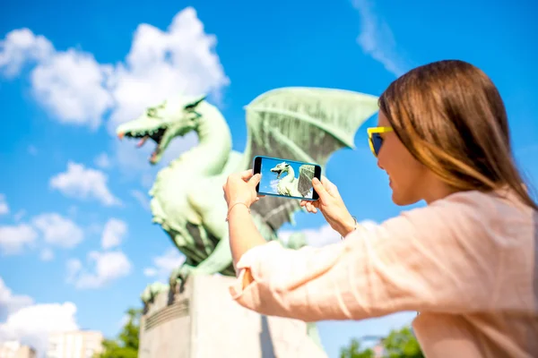 Женщина со статуей Дракона в Любляне — стоковое фото